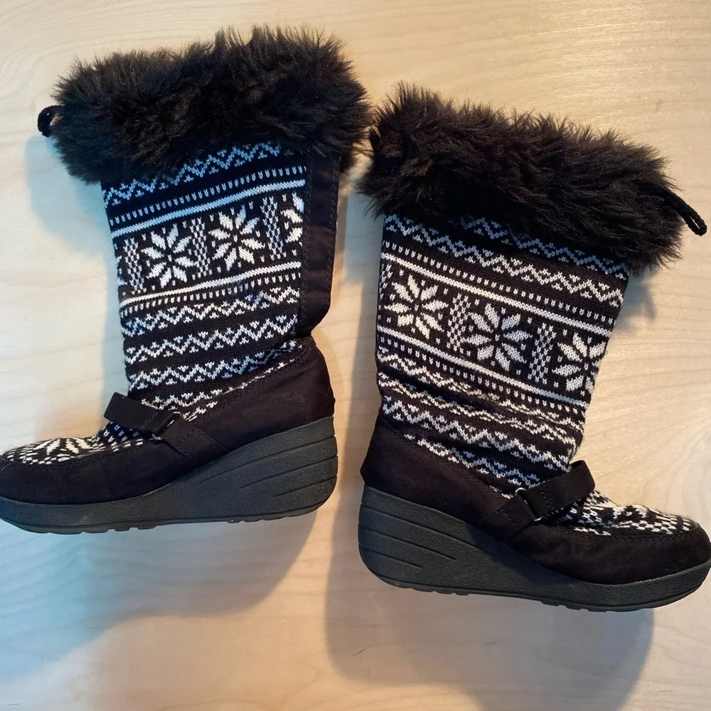 Red Camel Summit Black White Knit Snowflake Wedge Boot size 8M (GO)